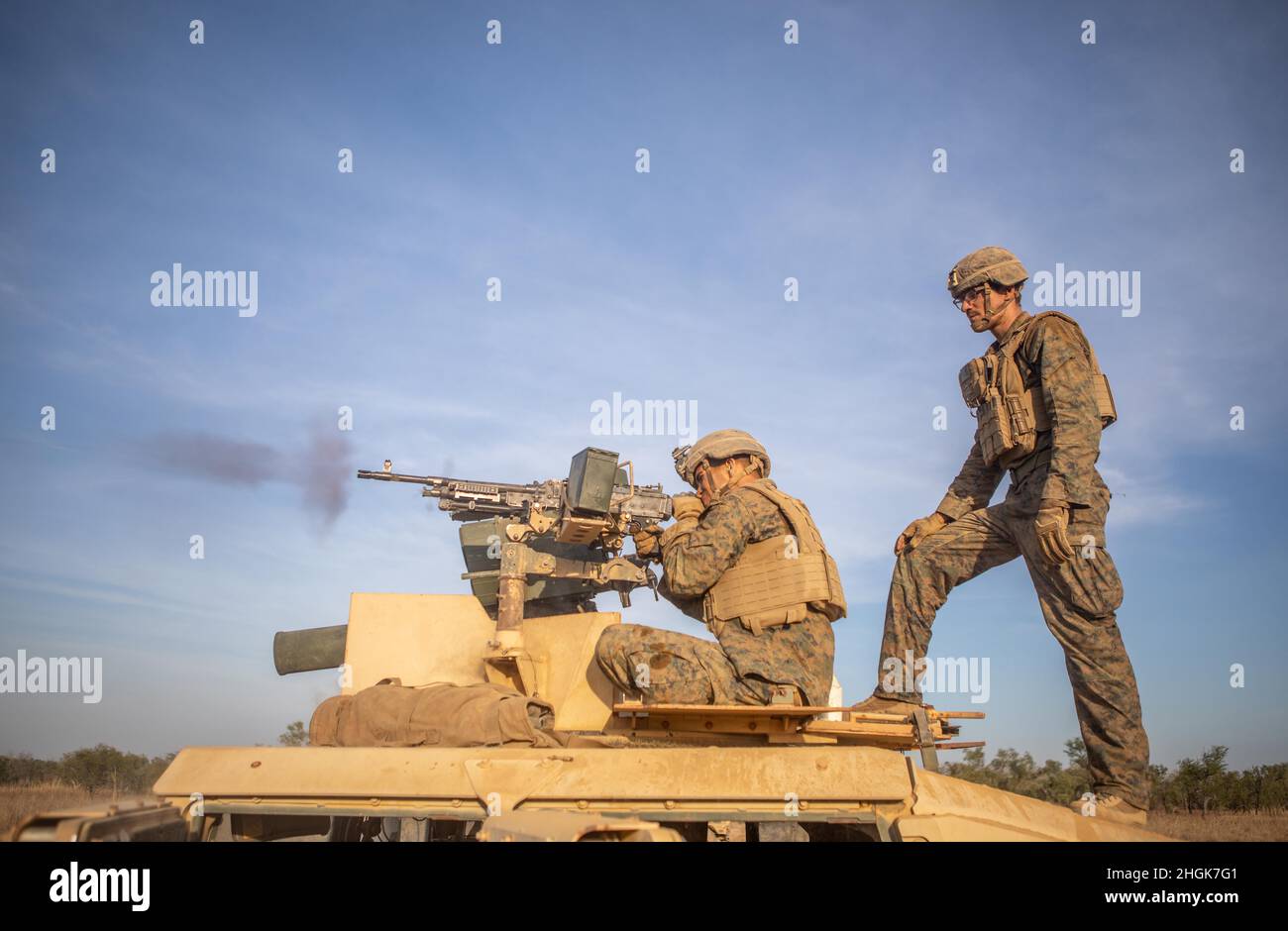 Una Marina degli Stati Uniti con il plotone rosso del team di Anti-Armor combinato, forza rotazionale marina – Darwin, è osservato sparare una mitragliatrice M240B durante l'esercizio Koolendong, Bradshaw Field Training Area, NT, Australia, 29 agosto 2021. I marines degli Stati Uniti con il plotone rosso CAAT hanno condotto uno scenario di incendio dal vivo al loro punto finale di obiettivo per l'esercizio. Esercizi come Koolendong convalidano la capacità delle MRF-D e della forza di difesa australiana di condurre operazioni di comando e controllo rapide, dimostrando l’impegno comune di essere pronti a rispondere a una crisi o a un’emergenza nella regione indopacifica. Foto Stock