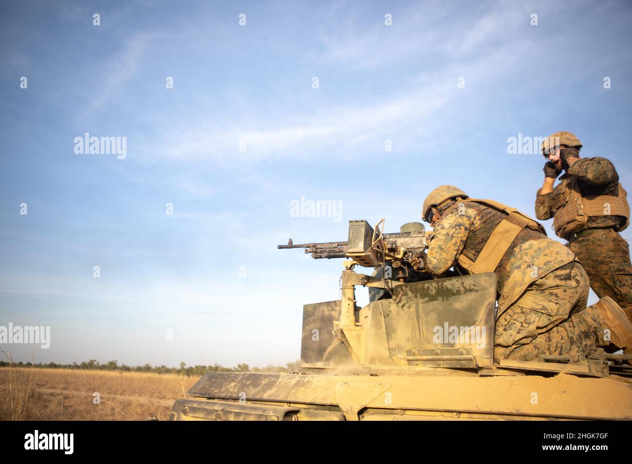 US Marine Corps Lance CPL. Bailey Boves, a destra, un mitragliere con il plotone combinato Anti-Armor Team Red, Marine Rotation Force – Darwin, osserva il personale Sgt. Pedro Hernandez, il sergente del plotone per CAAT Red, MRF-D, spara una mitragliatrice M240B durante l'esercizio Koolendong, Bradshaw Field Training Area, NT, Australia, 29 agosto 2021. I marines degli Stati Uniti con il plotone rosso CAAT hanno condotto uno scenario di incendio dal vivo al loro punto obiettivo finale per l'esercizio. Esercizi come Koolendong convalidano le MRF-D e la capacità della forza di difesa australiana di condurre operazioni di comando e controllo rapide Foto Stock