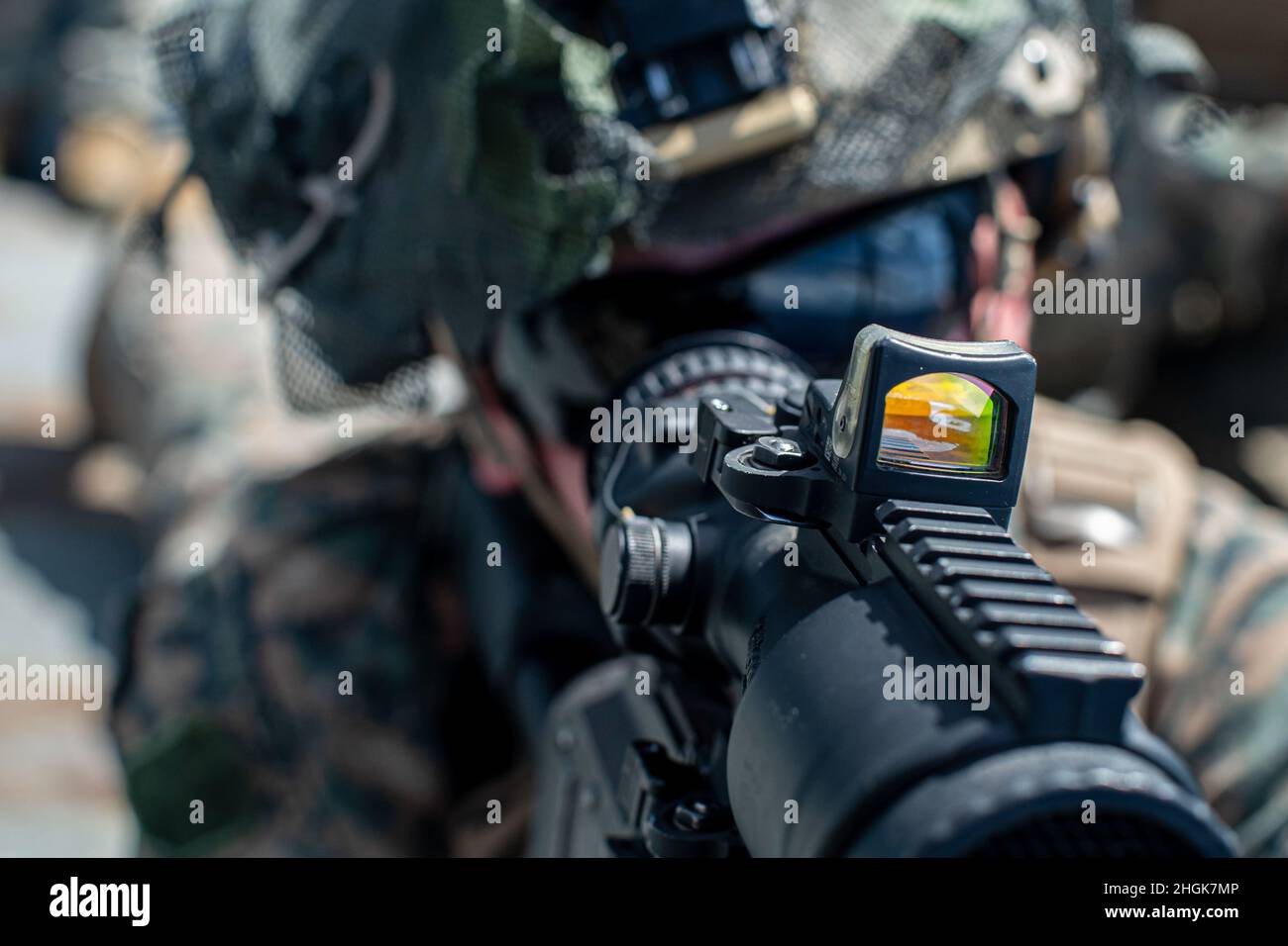 CPL del corpo marino degli Stati Uniti. Casey Lamie, un motorman con Alpha Company, Battalion Landing Team 1/1, 11th Marine Expeditionary Unit, scansiona l'area con una mitragliatrice M240B durante un trapano di squadra di piccolo calibro a bordo di un molo di trasporto anfibio USS Portland (LPD 27), 30 agosto 2021. Portland, parte del USS Essex Amphibious Ready Group, insieme al MEU 11th, opera nell'area di responsabilità della flotta USA 7th per migliorare l'interoperabilità con gli alleati e i partner e funge da pronta forza di risposta per difendere la pace e la stabilità nella regione Indo-Pacific. Foto Stock