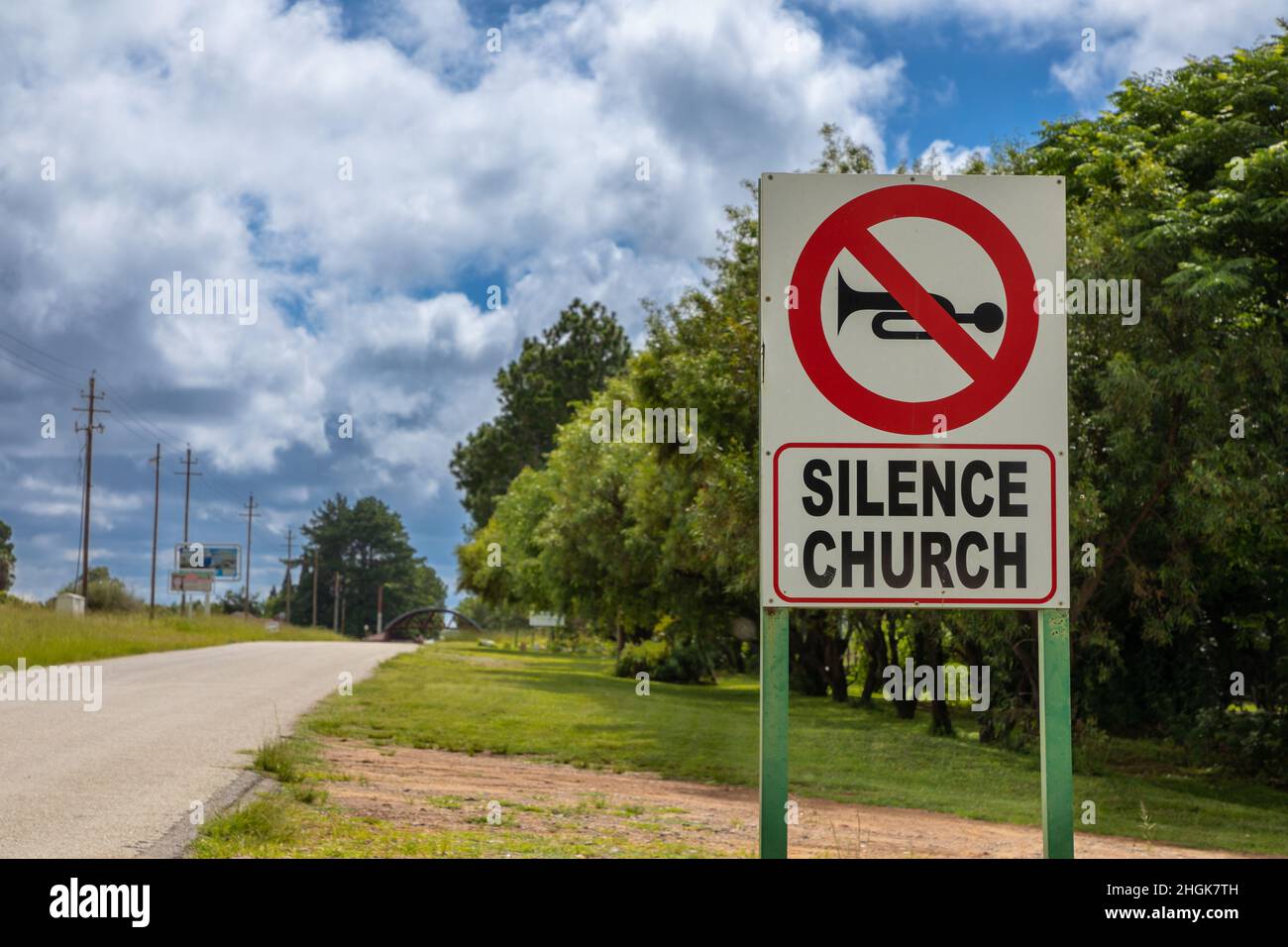 Insegna a leggere 'Chiesa di Silence'. Spazio copia negativo a sinistra del segno Foto Stock