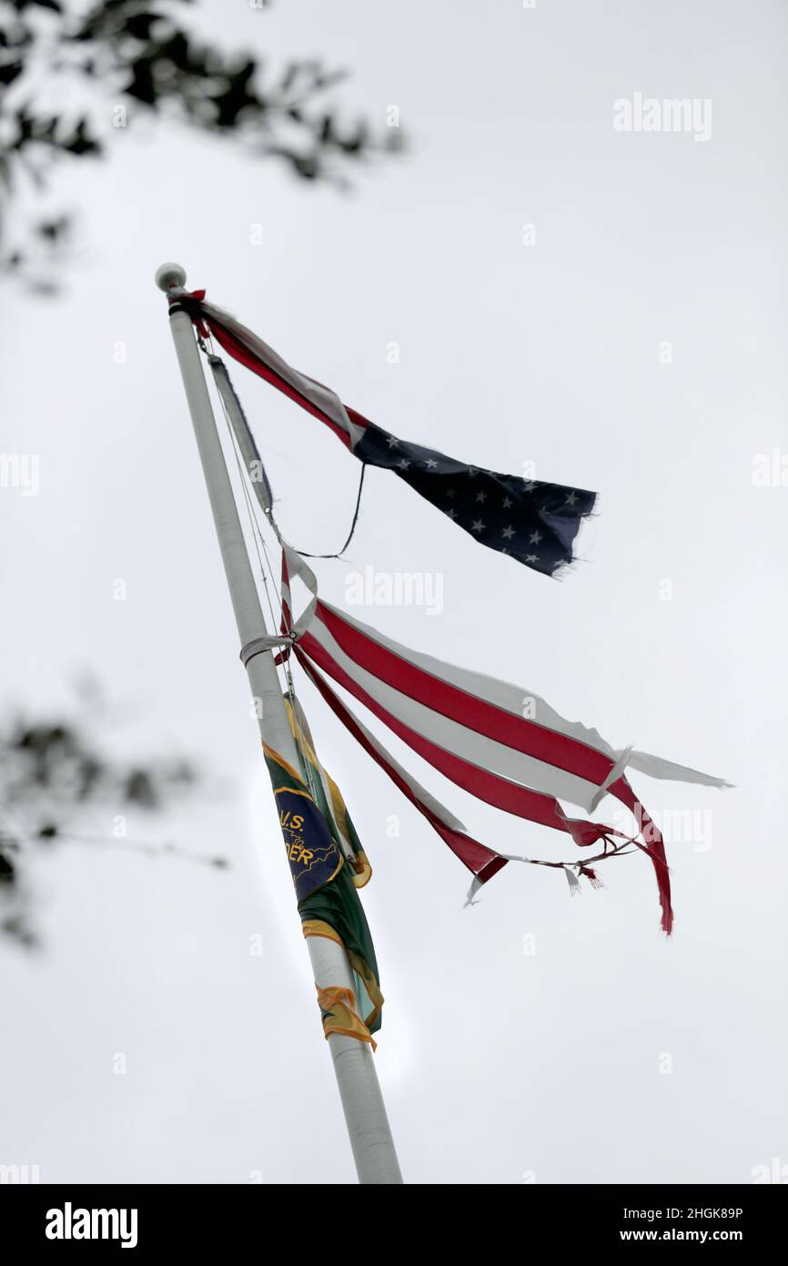 La bandiera degli Stati Uniti e la bandiera della pattuglia di confine degli Stati Uniti colpo tattered nel vento alla stazione di pattuglia di confine degli Stati Uniti a Baton Rouge, la., dopo l'uragano Ida ha saltato attraverso la notte 30 agosto 2021. Foto CBP di Glenn Fawcett Foto Stock