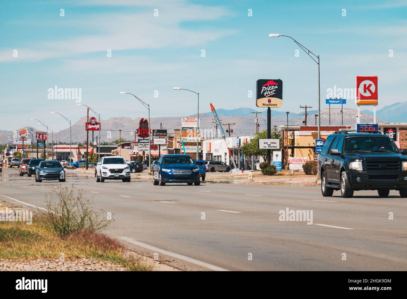 La strada principale è costeggiata da ristoranti fast food a Alamogordo, New Mexico, Stati Uniti Foto Stock