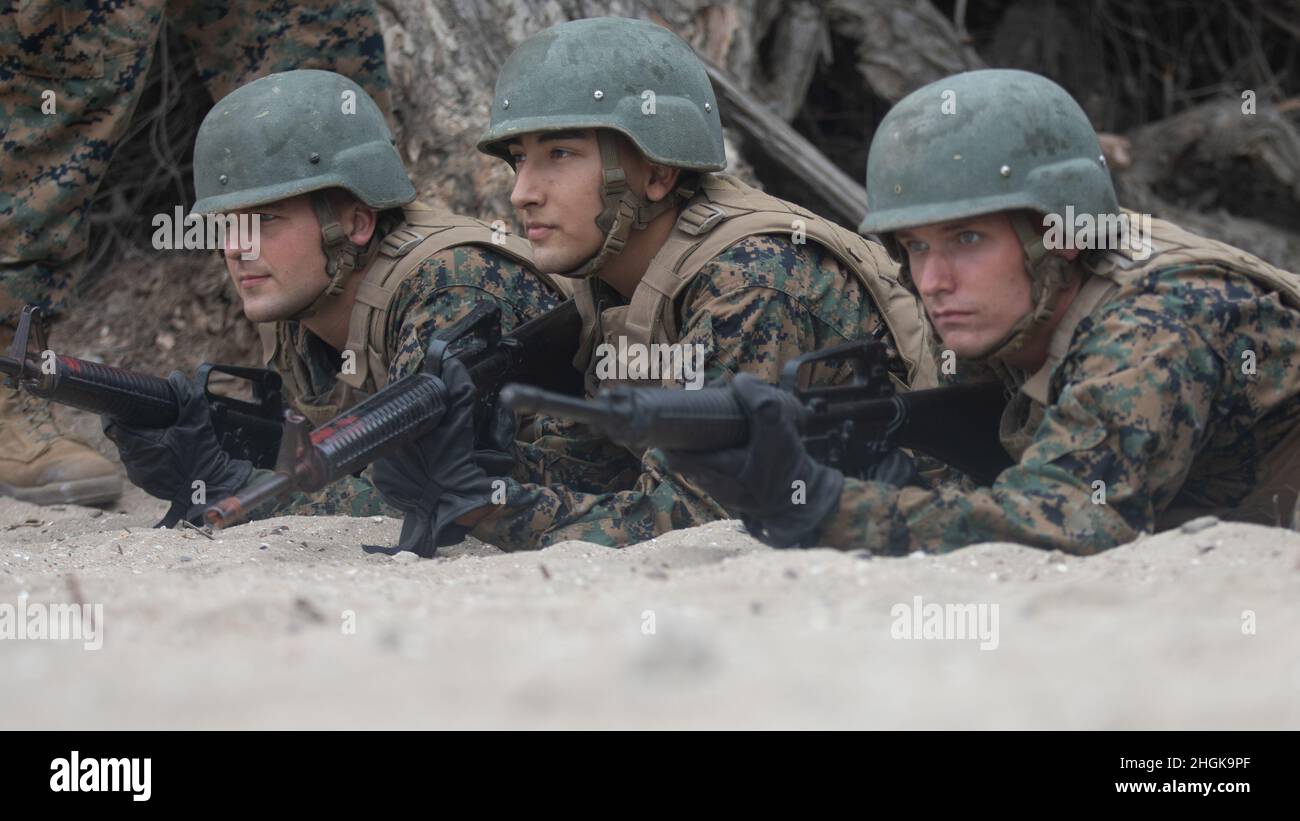 U.S. Marine Corps recluta con Golf Company, 2a recluta addestramento battaglione, si prepara a corsa in amico durante il campo d'assalto a baionetta (BAC) al Marine Corps Recruit Depot, San Diego, 31 agosto 2021. Il BAC ha familiarizzato le reclute con il fucile di servizio M16A4 e le tecniche a baionetta. Per simulare le condizioni di combattimento, sono stati indossati una giacca in flak e un casco in kevlar Foto Stock