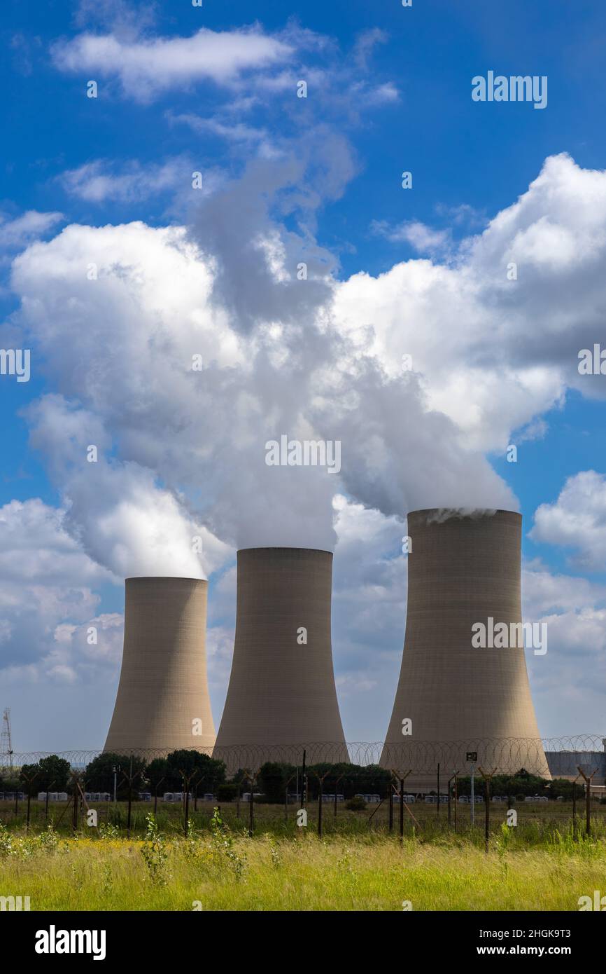Torri di raffreddamento di una centrale a carbone che rilasciano vapore acqueo nell'atmosfera Foto Stock