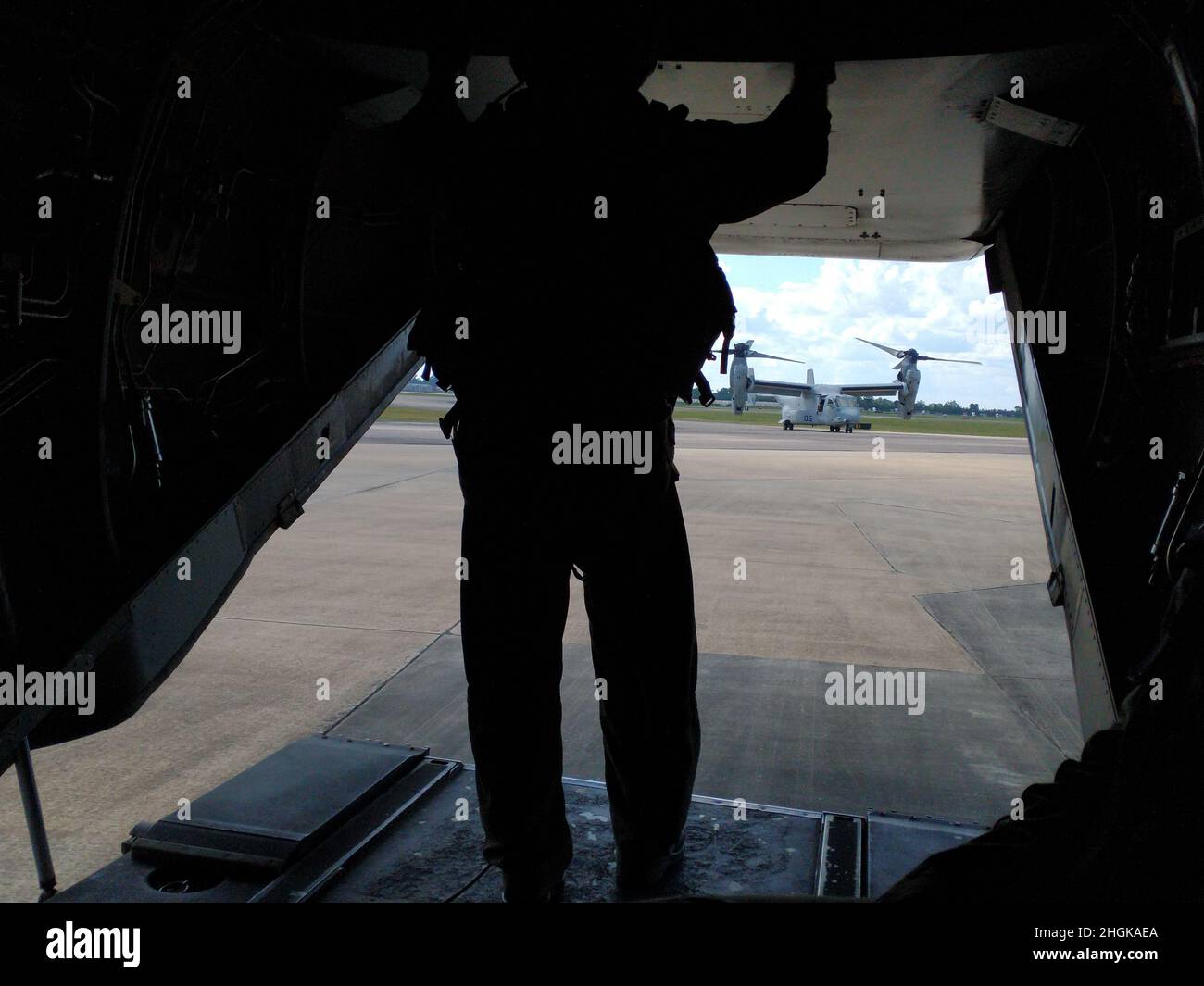 U.S. Marine staff Sgt. Brian D Mays, capo equipaggio con VMM-261, assiste nel sollevamento aereo di Marines per sostenere la Task Force 51 a ft. Polk a sostegno delle operazioni di supporto alla difesa delle autorità civili (DSCA) con FEMA. NAS Chambers Field, Norfolk Va. (rilasciato/U.S.A. Foto del corpo marino di 1st Lt. Aaron Ladd) Foto Stock
