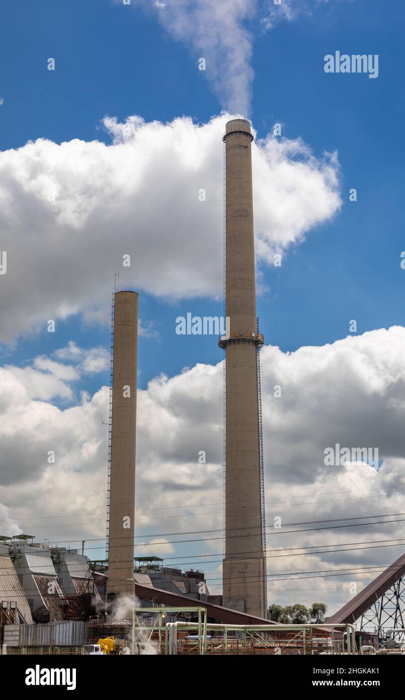 Fumo che sale da fumo negli edifici industriali Foto Stock