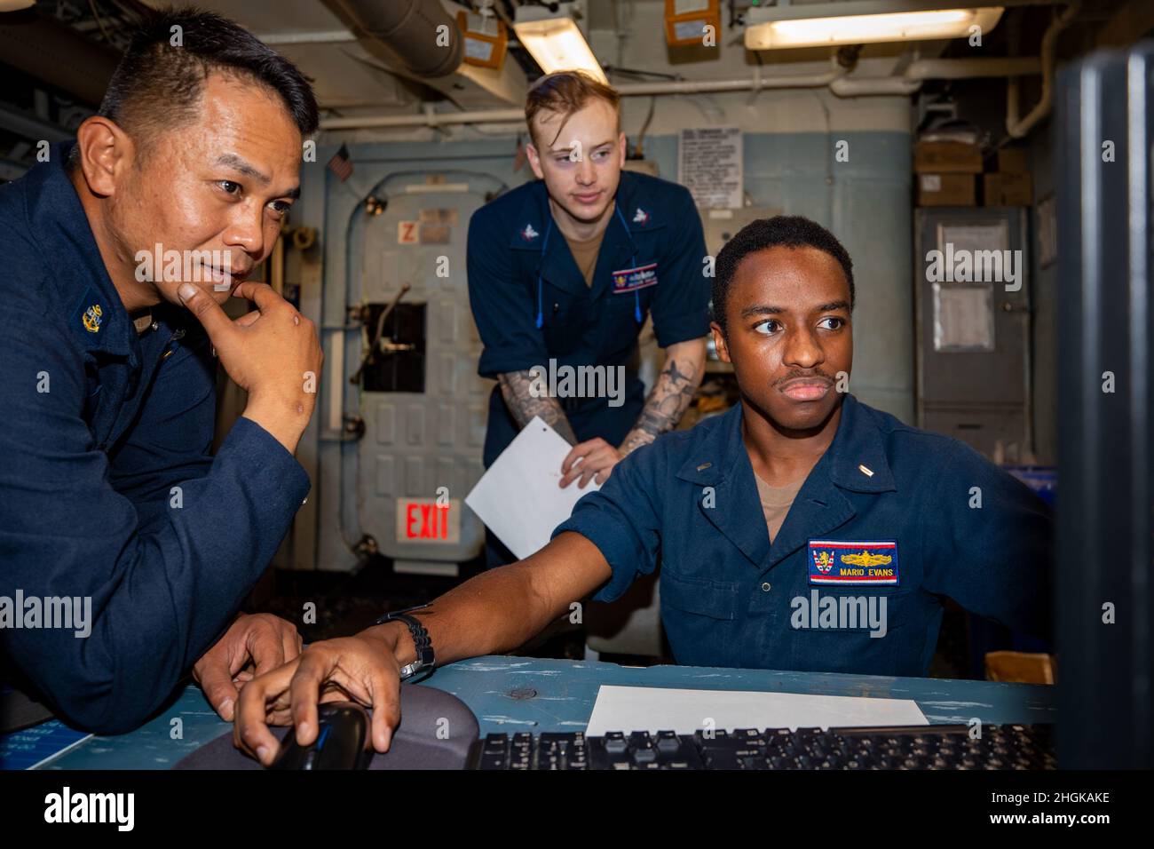 MAR DELLE FILIPPINE (ago. 31, 2021) Lt. j.g. Mario Evans, (a destra), da Powder Springs, GA., riceve formazione come orologio di ingegneria da capo turbina a gas Systems Technician (meccanico) Dexter Jay Anis, (a sinistra), da Seattle, a bordo di Arleigh Burke-classe cacciatorpediniere missile guidato USS Barry (DDG 52). Barry è schierato a sostegno del Commander, Task Force (CTF) 71/Destroyer Squadron (DESRON) 15, il più grande DESRON schierato in avanti della Marina e della forza di superficie principale della flotta degli Stati Uniti 7th. Foto Stock