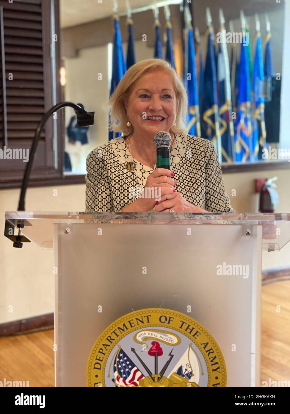 Mary Westmoreland, presidente dell'Associazione del Capitolo della Statua della libertà dell'Esercito degli Stati Uniti, parla a un'osservanza della Giornata dell'uguaglianza delle donne al Community Club di Fort Hamilton, N.Y., 31 agosto 2021. Foto Stock