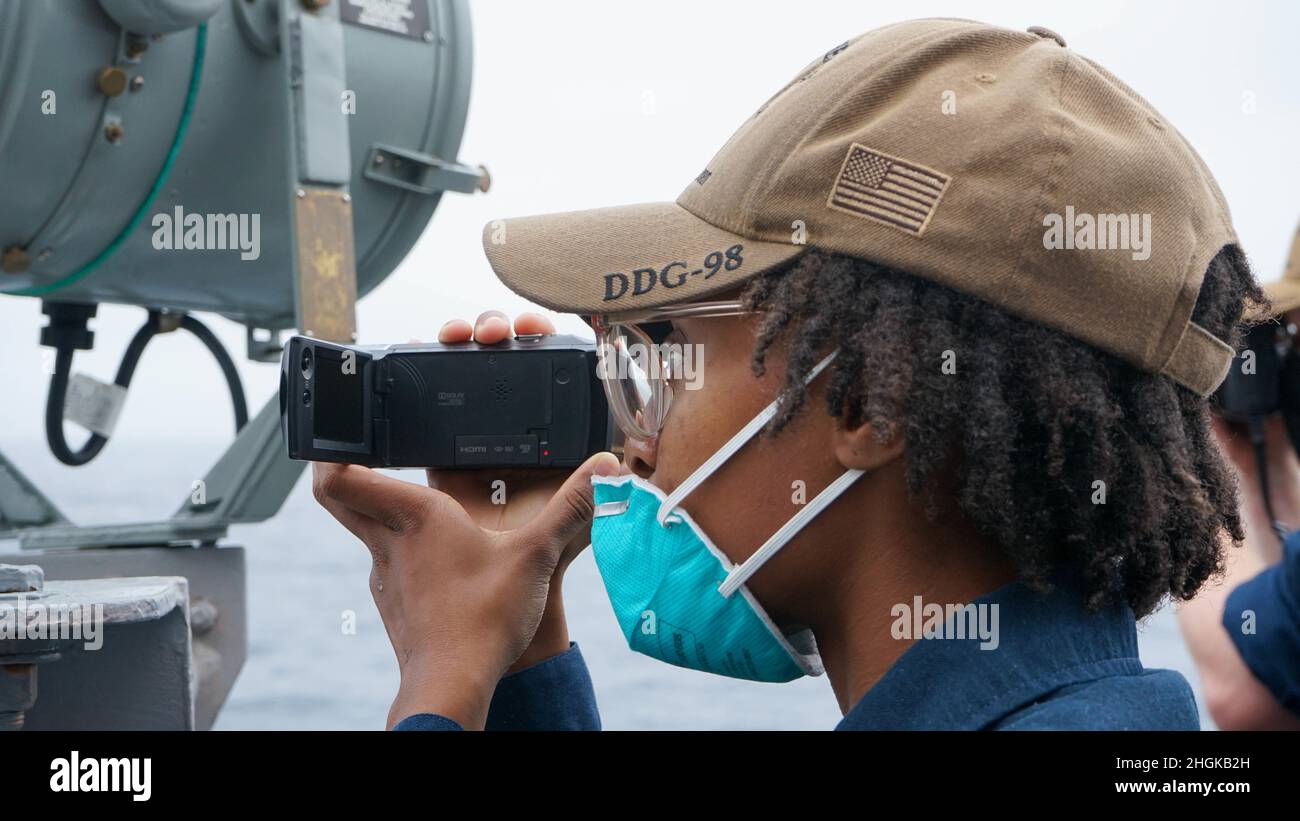 OCEANO ATLANTICO (agosto 31, 2021) Cryptologic Technician (Technical) 2nd Classe Lamia Smith, da Fayetteville, Carolina del Nord, registra video durante un'esercitazione di squadra del personale di informazione visiva a bordo della USS Forrest Sherman (DDG 98). USS Forrest Sherman (DDG 98) partecipa alla FRONTIERA SENTINEL insieme alla Guardia Costiera degli Stati Uniti e agli Alleati canadesi per migliorare le loro capacità artiche. Foto Stock