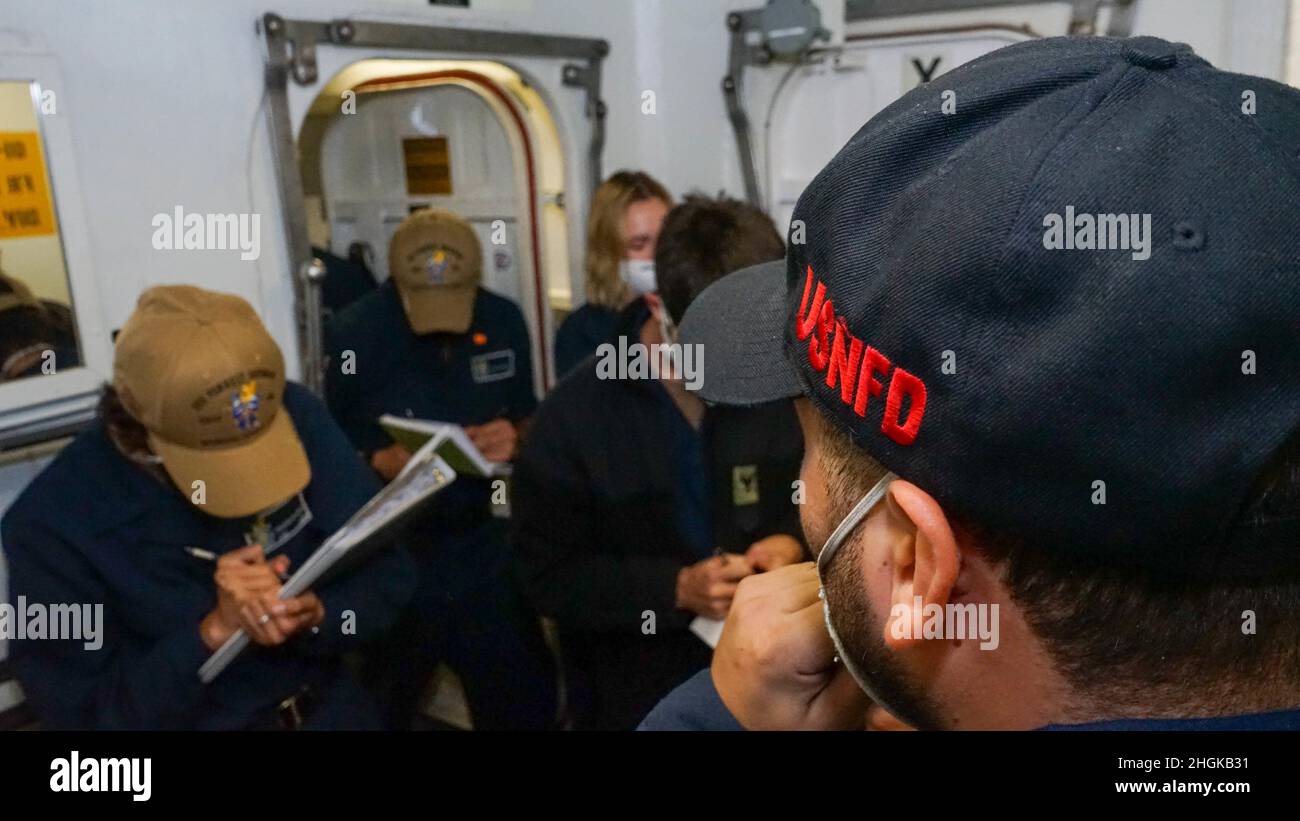 OCEANO ATLANTICO (agosto 31, 2021) i marinai prendono appunti durante un corso di accademia di controllo dei danni facilitato da Damage Controlman 3rd Classe Johnny Martinez-Cabanyog, da Porterville, California a bordo della USS Forrest Sherman (DDG 98). USS Forrest Sherman (DDG 98) partecipa alla FRONTIERA SENTINEL insieme alla Guardia Costiera degli Stati Uniti e agli Alleati canadesi per migliorare le loro capacità artiche. Foto Stock