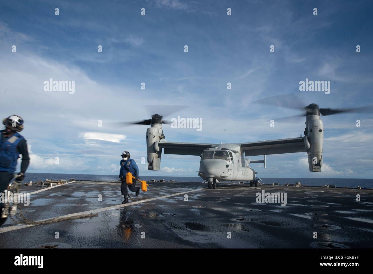 I marinai statunitensi assegnati alla nave di sbarco anfibio USS Pearl Harbor (LSD 52), rimuovono i cunei da una MV-22B Osprey con Marine Medium Tiltrotor Squadron (VMM) 165 (Rein.), 11th Marine Expeditionary Unit (MEU), prima del decollo da Pearl Harbor, 31 agosto 2021. Pearl Harbor, parte del USS Essex Amphibious Ready Group, insieme al MEU 11th, opera nell'area di responsabilità della flotta USA 7th per migliorare l'interoperabilità con alleati e partner e fungere da forza di reazione pronta per difendere la pace e la stabilità nella regione Indo-Pacific. Foto Stock