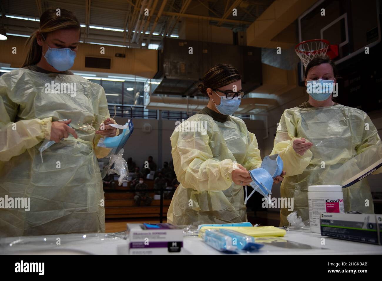PETERSON SPACE FORCE BASE, Colom. – gli Airmen del 21st Medical Group si preparano a somministrare i test COVID-19 durante il passaggio della LIBERTÀ di esercizio 21 alla Peterson Space Force base, Colorado, 31 agosto 2021. Quindici Airmen del 21st MDG hanno partecipato all'esercizio. Foto Stock
