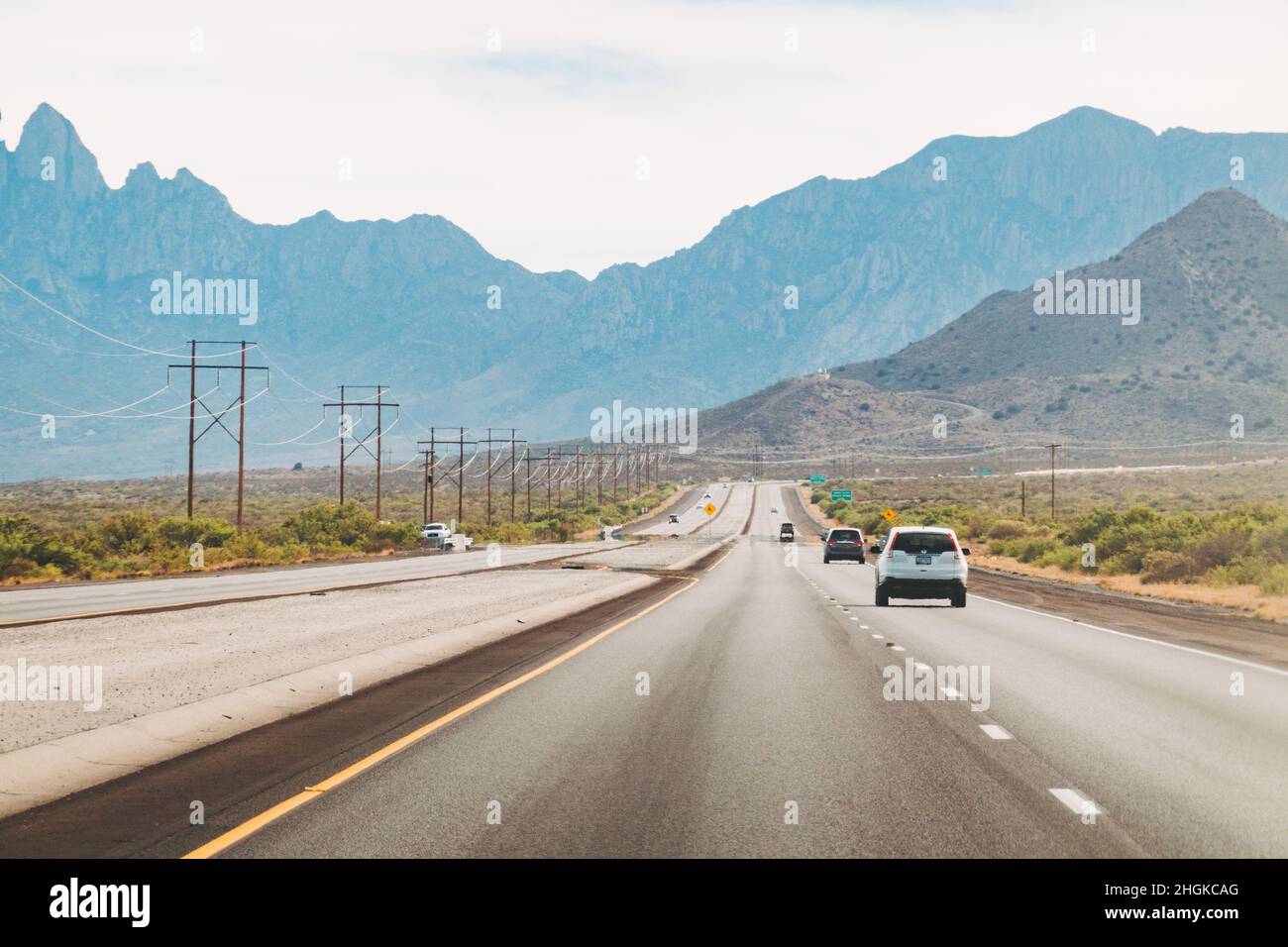 Guida su un'autostrada US 70 relativamente tranquilla (nota anche come Old West Highway) verso le montagne di Organ-Desert Peaks vicino a Las Cruces, New Mexico, USA Foto Stock