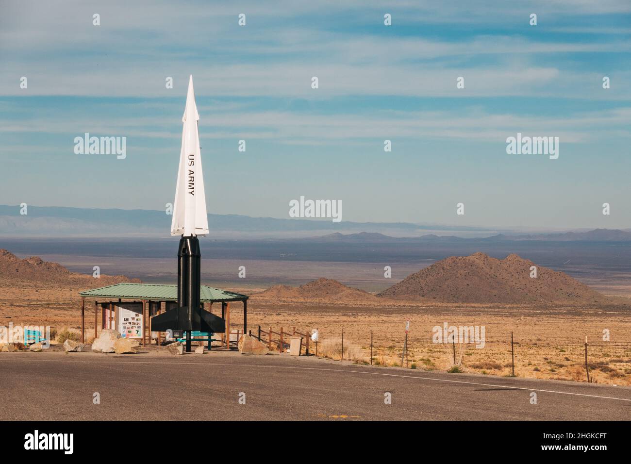 Un missile replica si trova in una fermata di sosta autostradale vicino alla White Sands Missile Range, un'area di prova dell'esercito degli Stati Uniti nel New Mexico, USA Foto Stock