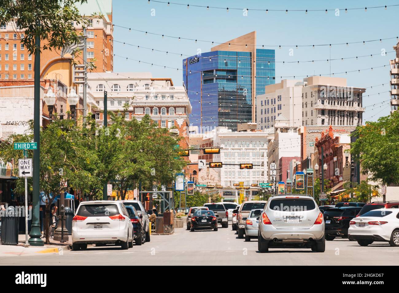 Tra gli edifici in mattoni e vetro nel centro della città di El Paso, Texas, USA Foto Stock