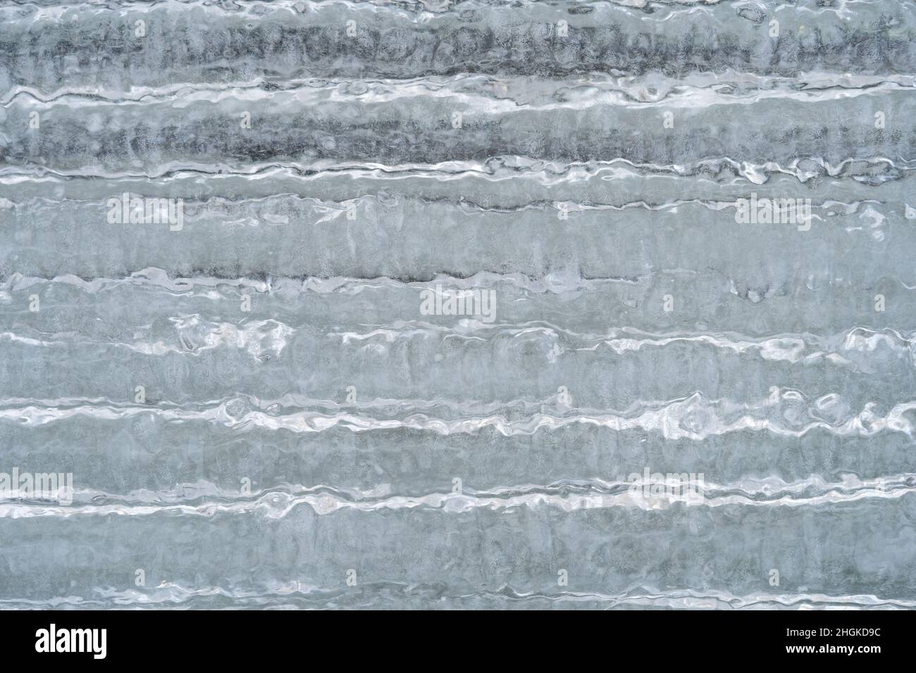 Ciclicoli e ghiaccio texture closeup. Eliminare l'acqua congelata dalla neve che si scioglie di giorno e congelata di notte Foto Stock