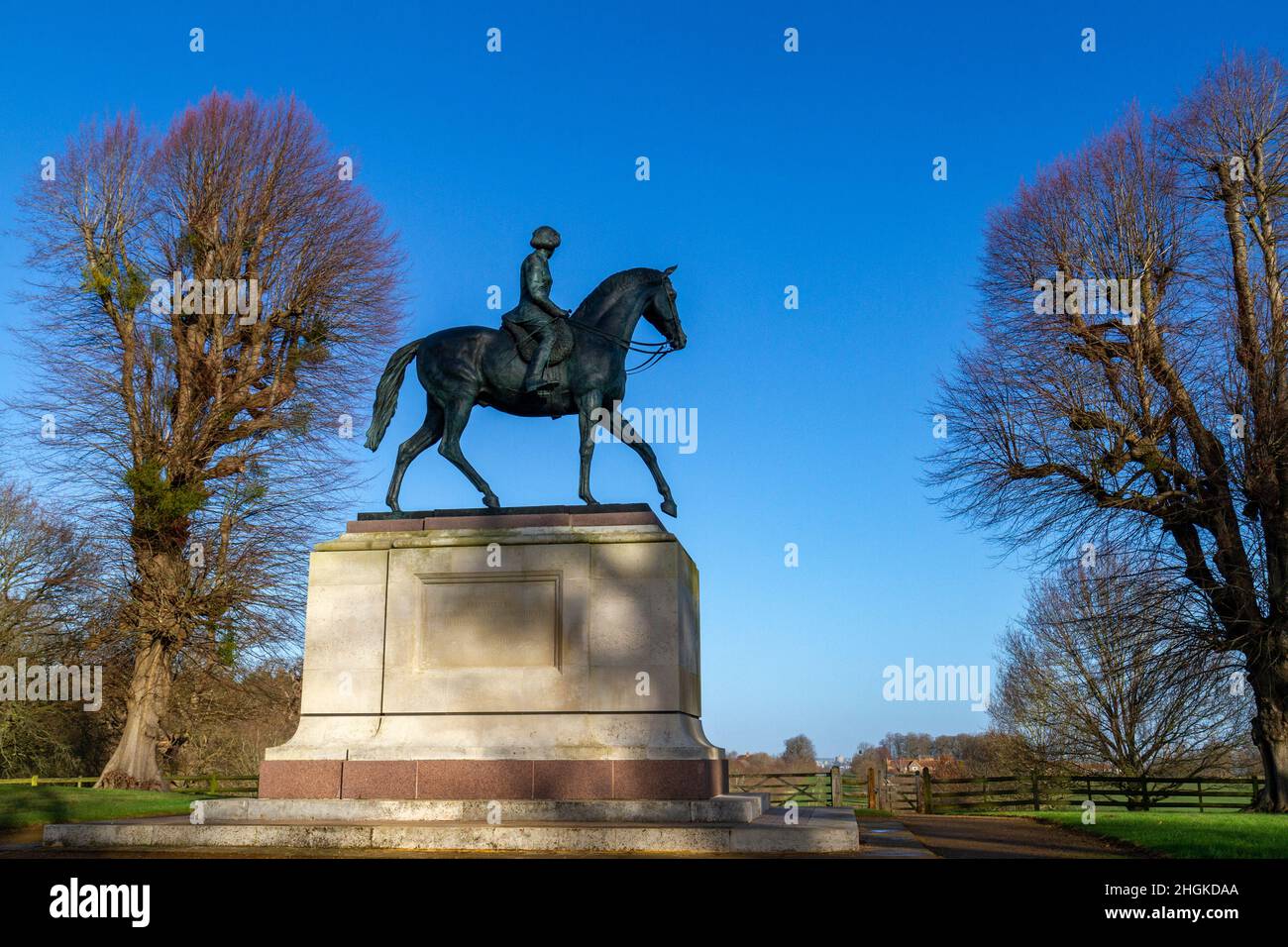 Statua equestre di Elisabetta II che celebra il suo Giubileo d'Oro nel 2003, Windsor Great Park vicino a Windsor, Berkshire, Regno Unito. Foto Stock