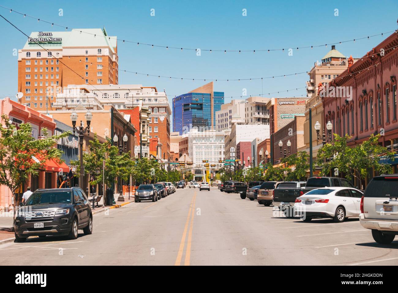 Tra gli edifici in mattoni e vetro nel centro della città di El Paso, Texas, USA Foto Stock