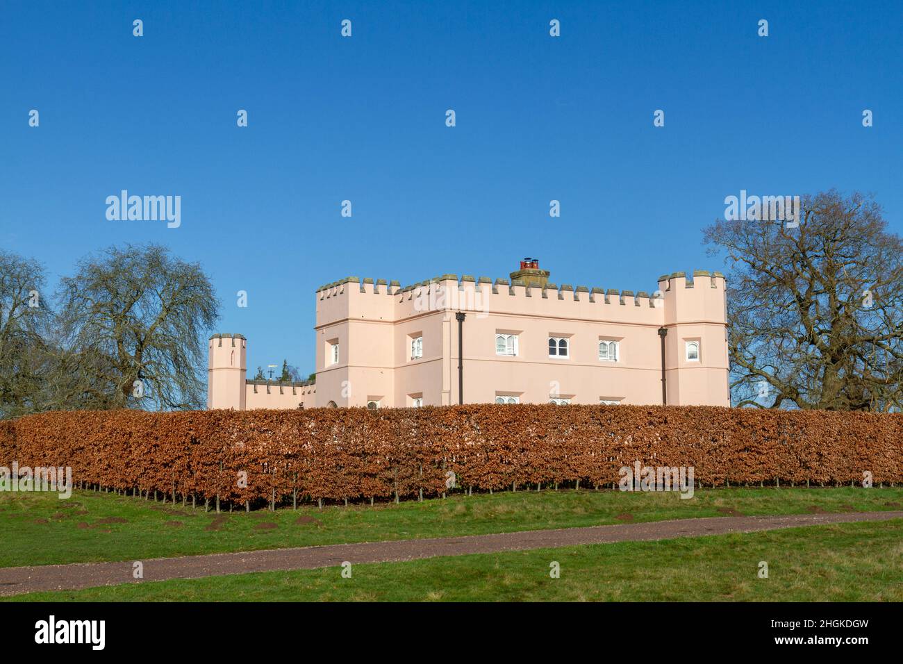 Sandpit Gate, una delle numerose gatehouse di colore rosa a Windsor Great Park, Windsor, Berkshire, Regno Unito. Foto Stock