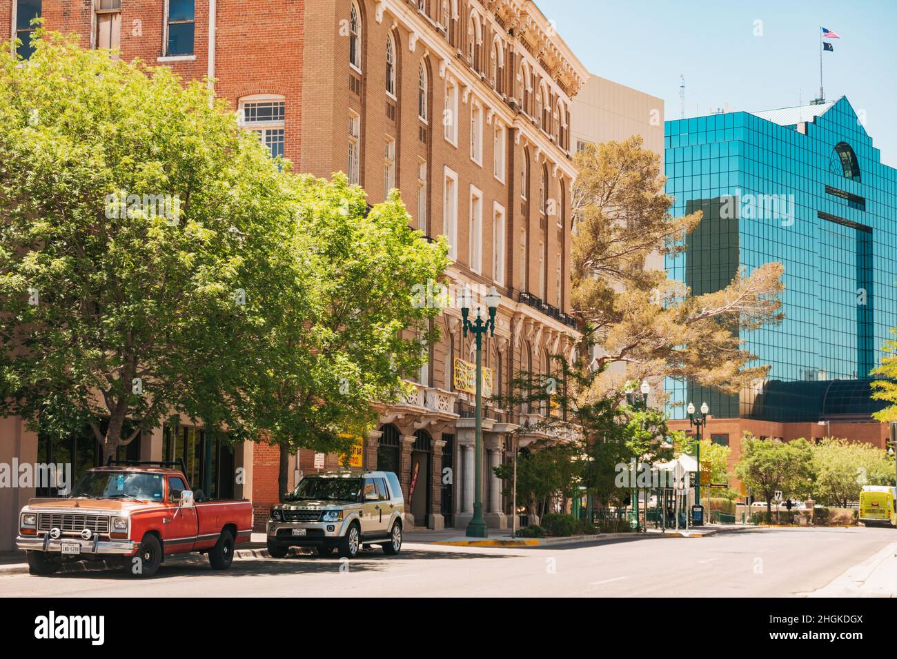 Tra gli edifici in mattoni e vetro nel centro della città di El Paso, Texas, USA Foto Stock