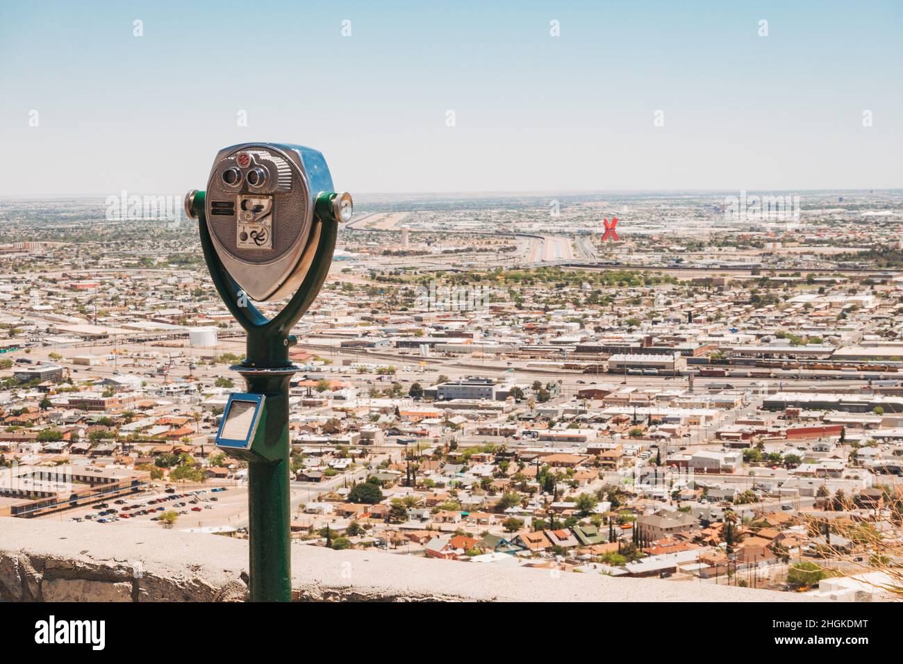Binocoli montati al Murchison Rogers Park, con vista sulla città di El Paso, Texas, USA e oltre il confine con Ciudad Juárez, Messico Foto Stock