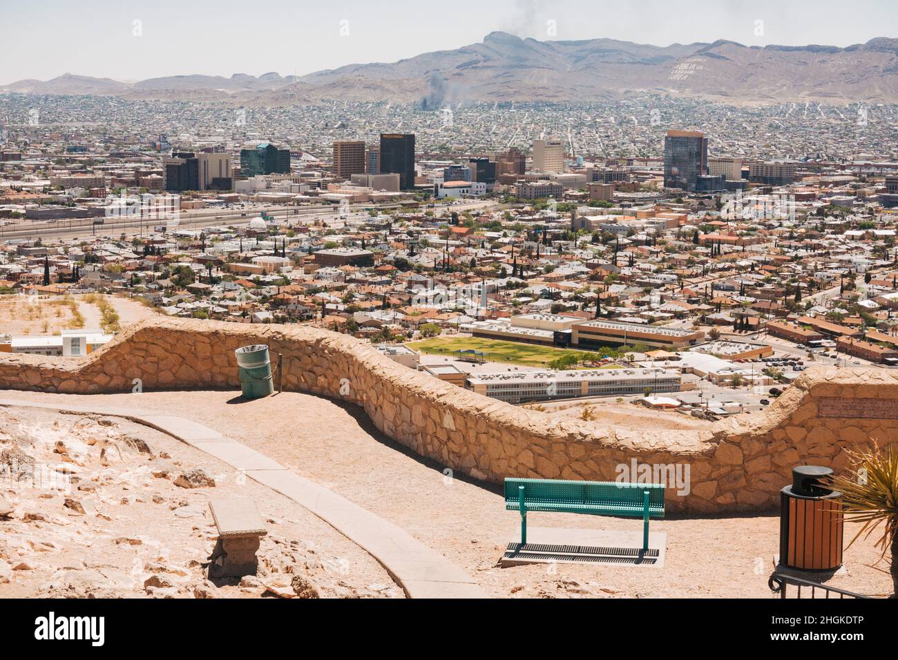 La vista dal Murchison Rogers Park, che si affaccia sulla città di El Paso, Texas, Stati Uniti e oltre il confine con Ciudad Juárez, Messico Foto Stock