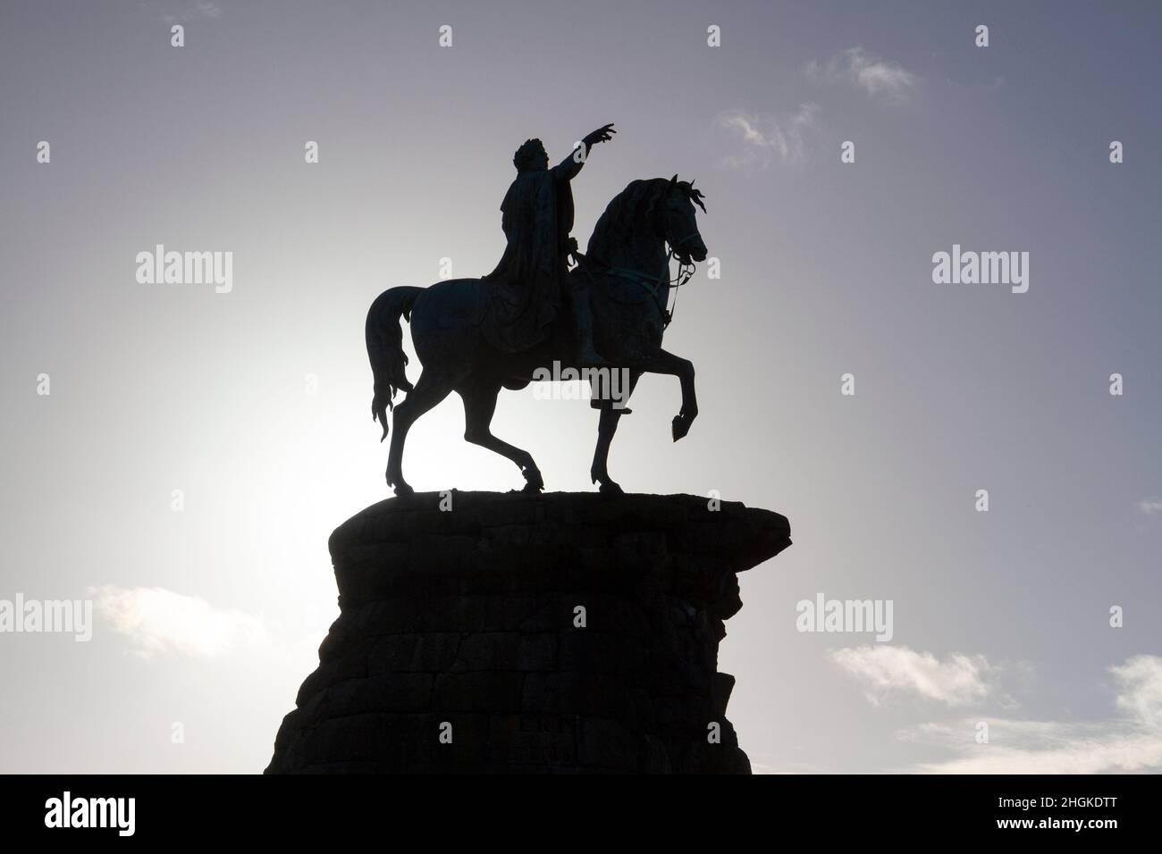 Silhouette della statua di George III Cavallo di rame (1831), Snow Hill, Windsor Great Park, Regno Unito. Foto Stock