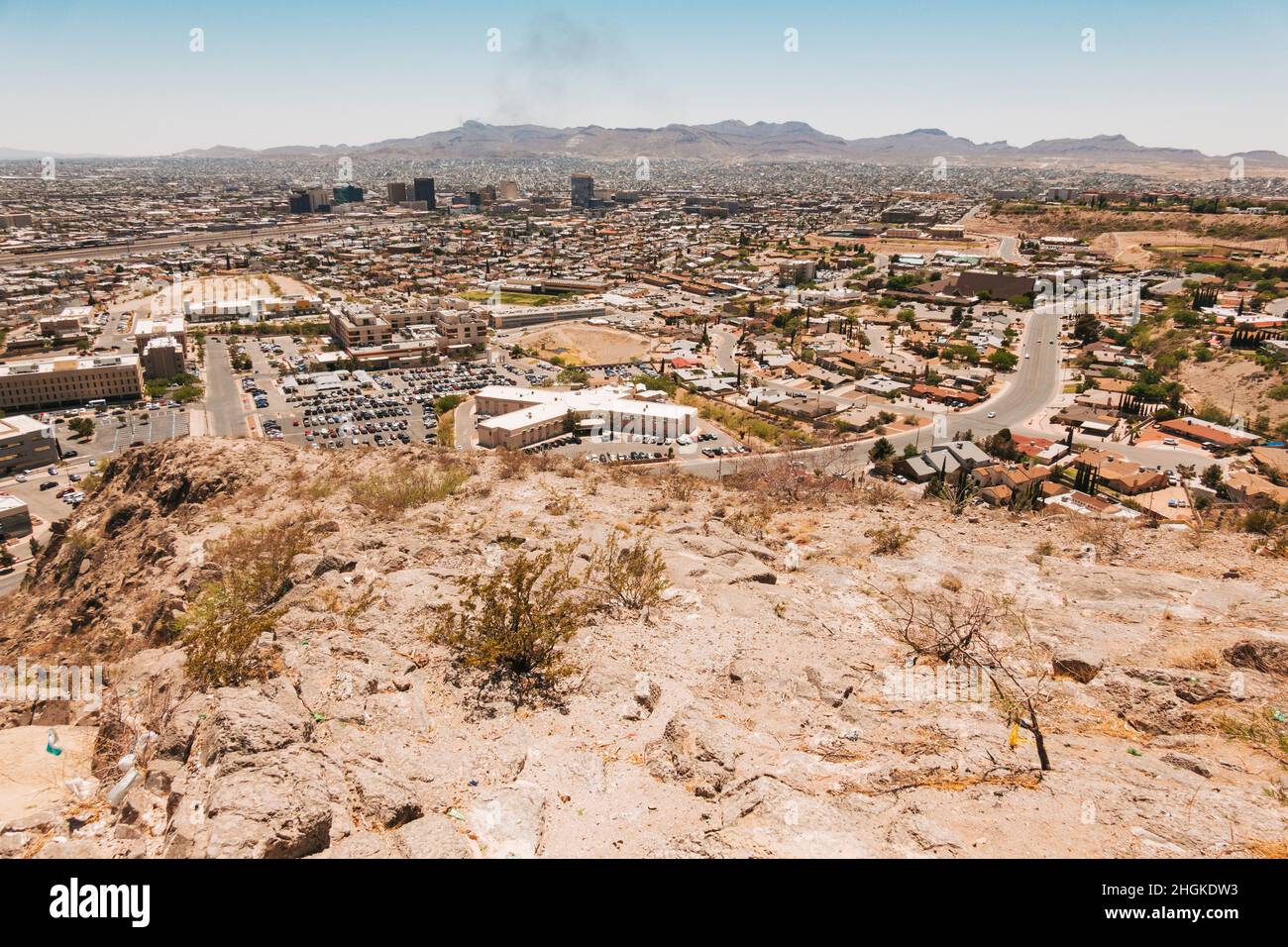 La vista dal Murchison Rogers Park, che si affaccia sulla città di El Paso, Texas, Stati Uniti e oltre il confine con Ciudad Juárez, Messico Foto Stock
