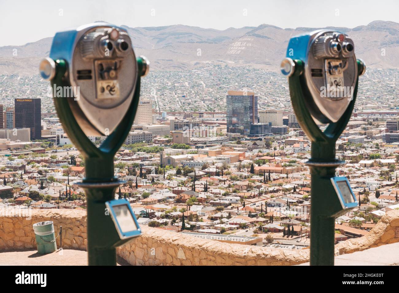 Binocoli montati al Murchison Rogers Park, con vista sulla città di El Paso, Texas, USA e oltre il confine con Ciudad Juárez, Messico Foto Stock