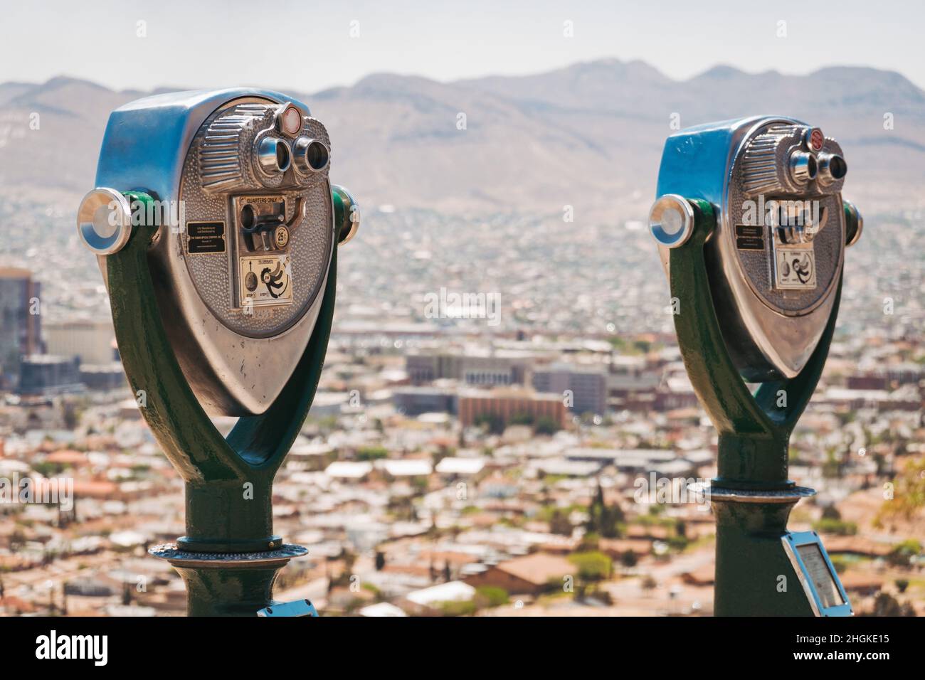Binocoli montati al Murchison Rogers Park, con vista sulla città di El Paso, Texas, USA e oltre il confine con Ciudad Juárez, Messico Foto Stock