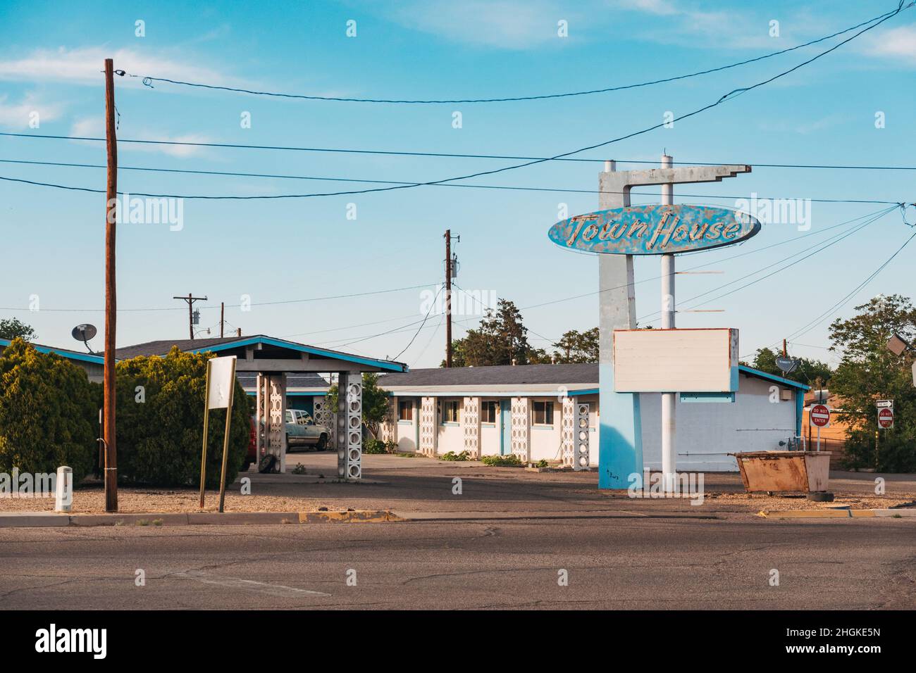 Il vecchio segno di un ex motel chiamato Town House a Socorro, New Mexico, USA. Ora un edificio residenziale. Foto Stock