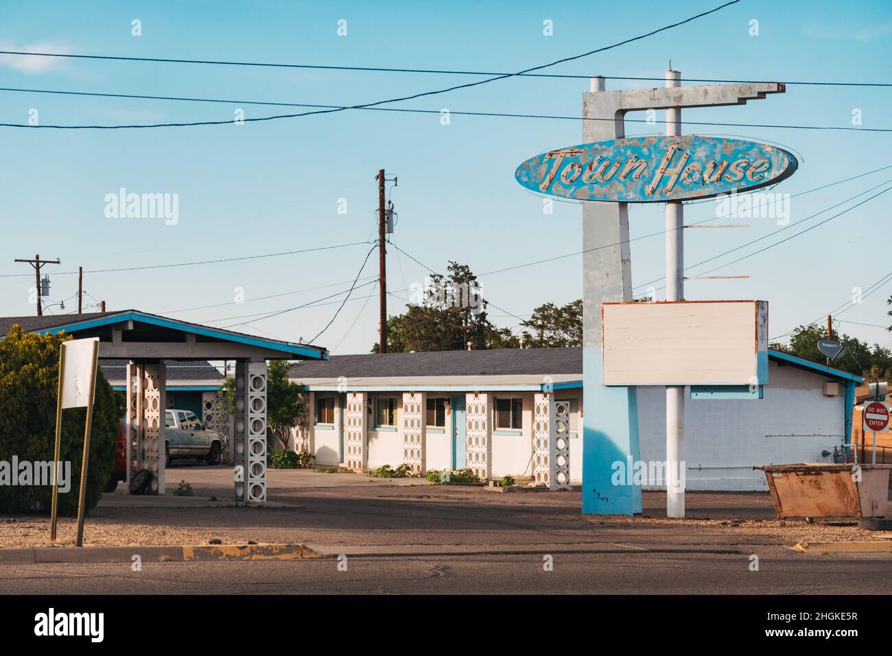 Il vecchio segno di un ex motel chiamato Town House a Socorro, New Mexico, USA. Ora un edificio residenziale. Foto Stock