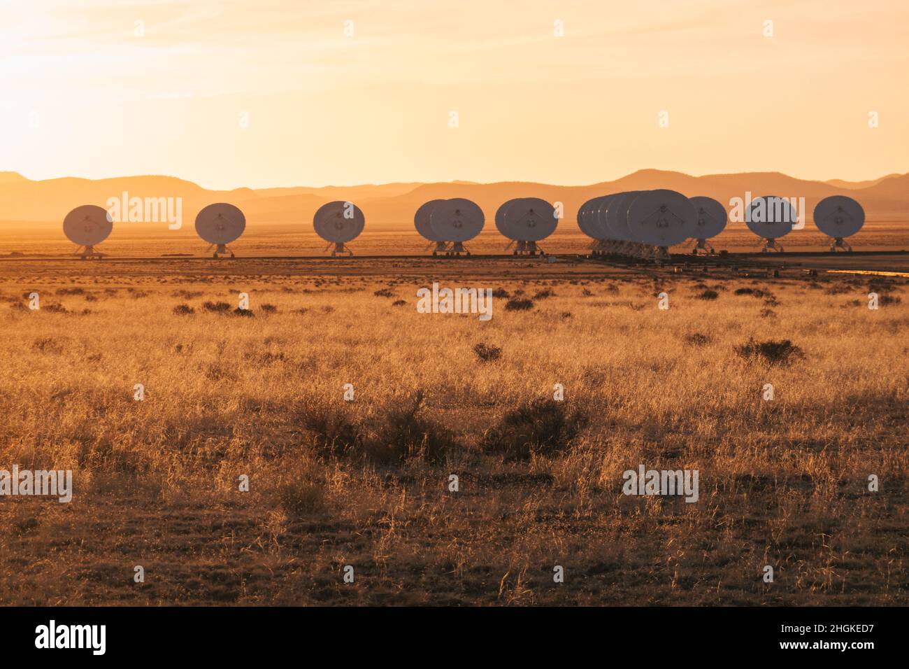 Sagome di piatti radiotelescopi riuniti al Karl G. Jansky Very Large Array sulle pianure di San Agustin, New Mexico Foto Stock
