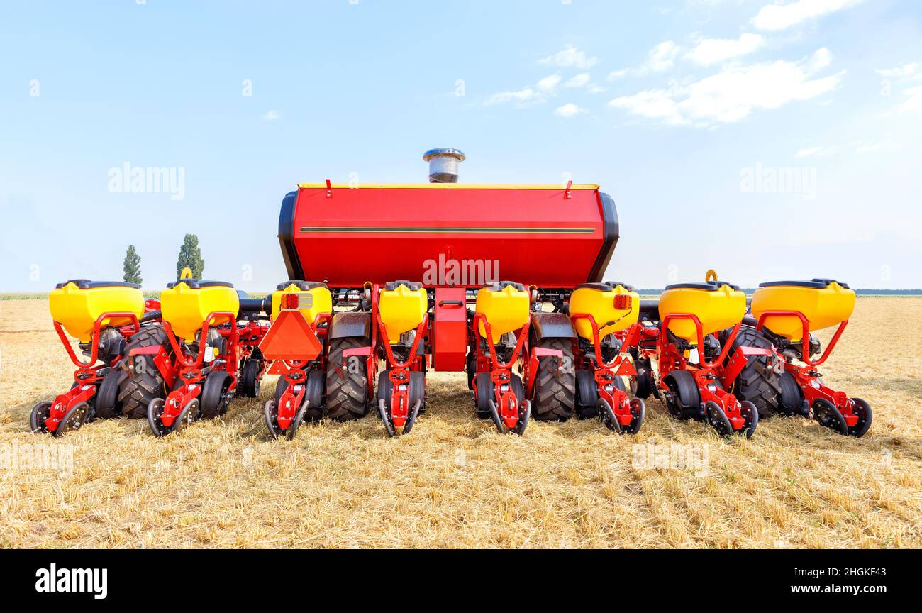 Seminatrice universale come attrezzo trainato su un trattore. Foto Stock