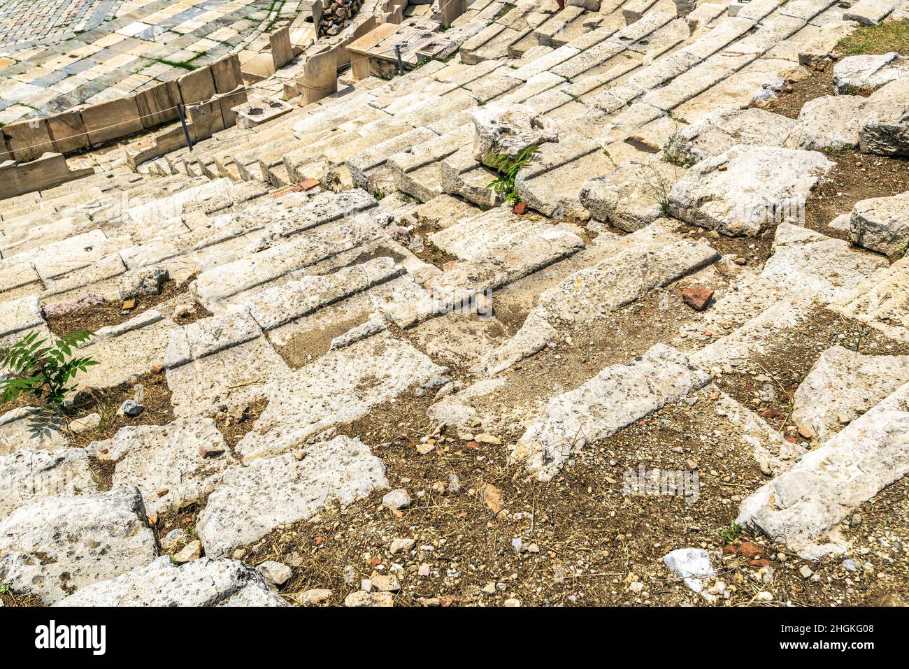 Sedili in pietra del Teatro di Dioniso vicino Acropoli, Atene, Grecia, Europa. Antiche rovine greche, dettaglio di edificio storico della vecchia Atene. Concetto o Foto Stock