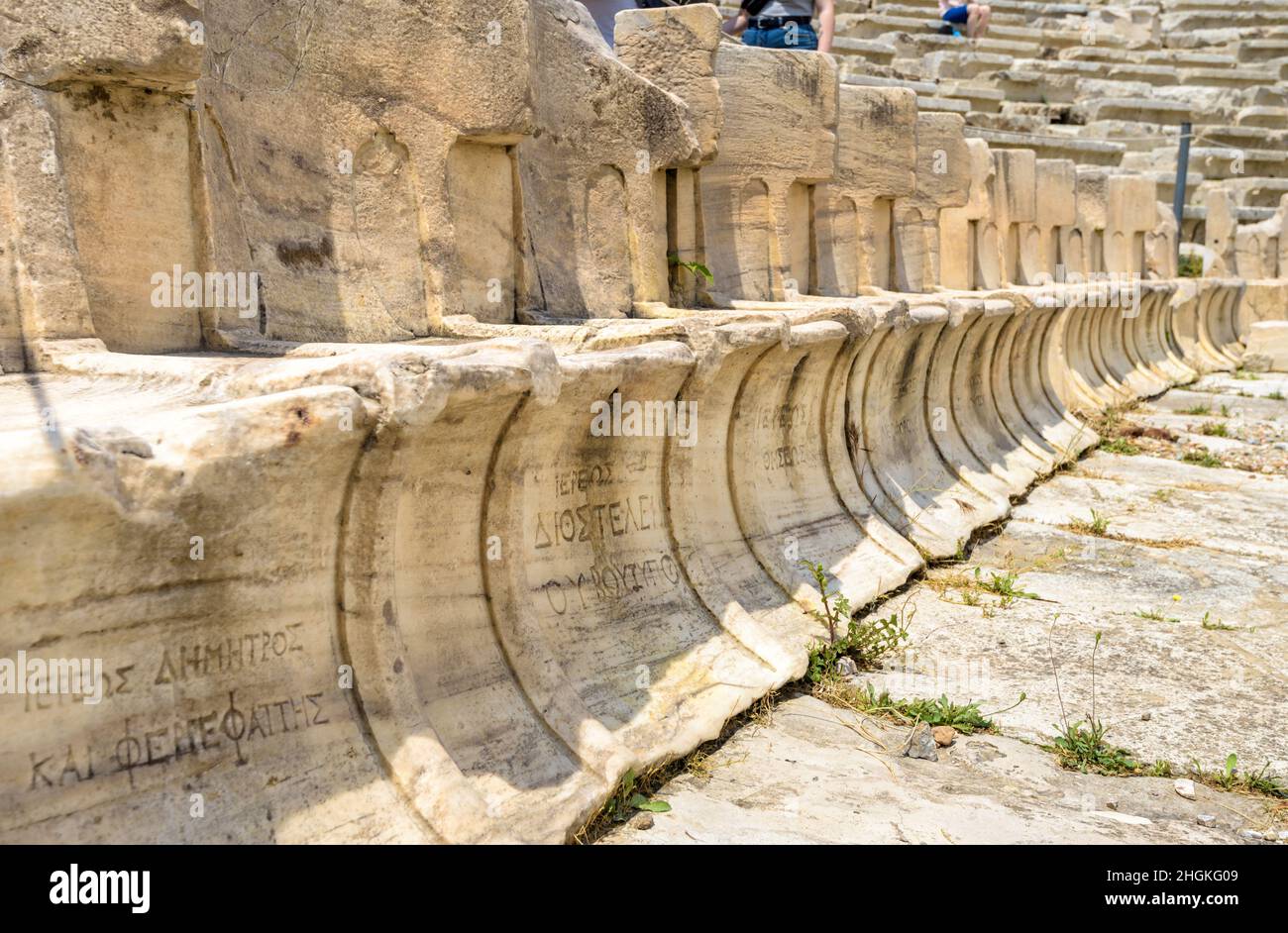 Sedili in pietra del Teatro di Dioniso vicino Acropoli, Atene, Grecia, Europa. Sedie in marmo con iscrizione nomi proprietari. Antico monumento greco vicino-u Foto Stock
