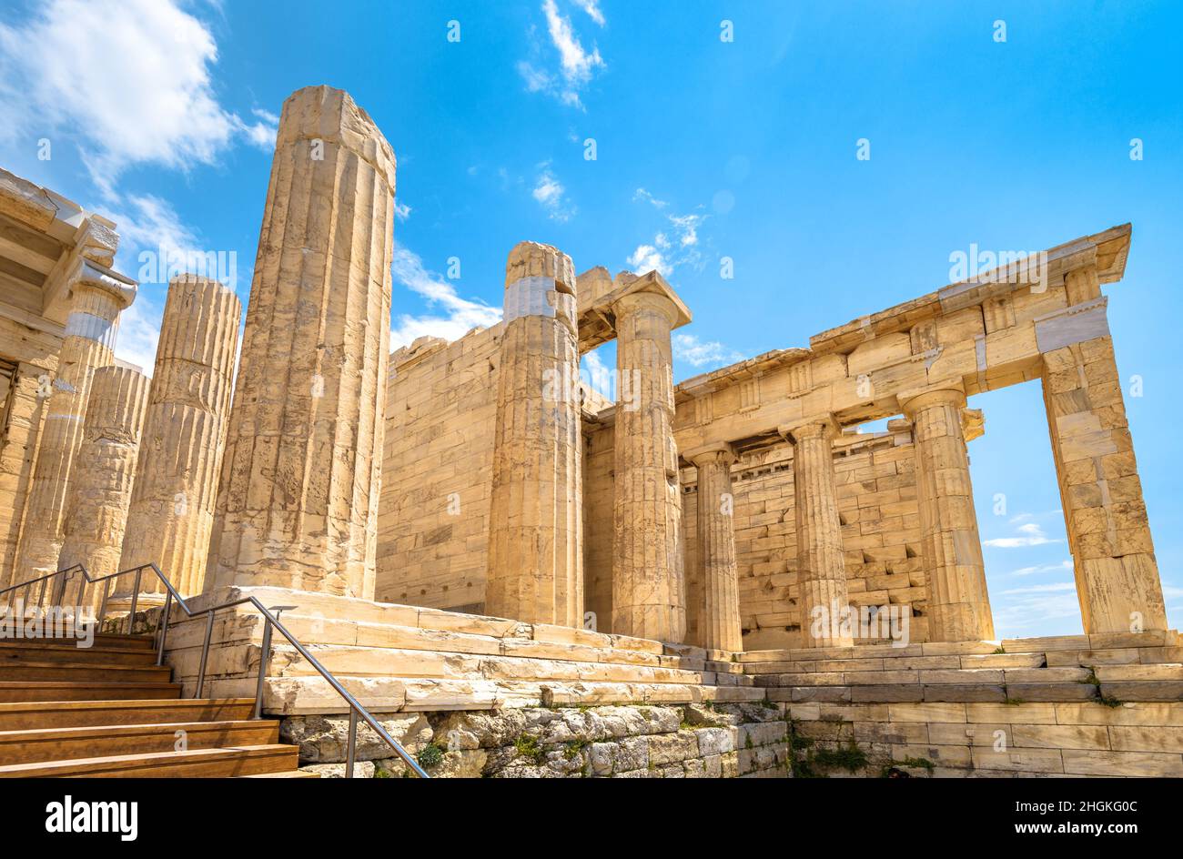 Propylea sull'Acropoli di Atene, Grecia, Europa. Questo antico ingresso all'Acropoli è un famoso punto di riferimento di Atene. Architettura greca classica di Ath Foto Stock
