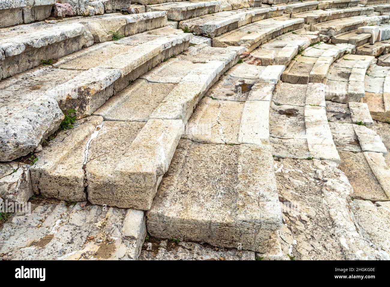 Sedili in pietra del Teatro di Dioniso ai piedi dell'Acropoli, Atene, Grecia. Antiche rovine greche da vicino. Concetto di concerto classico, performance, stage t Foto Stock