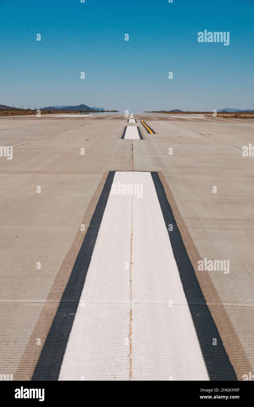 La linea centrale immacolata della pista al Southwest Regional Spaceport, noto anche come Spaceport America, New Mexico, USA Foto Stock