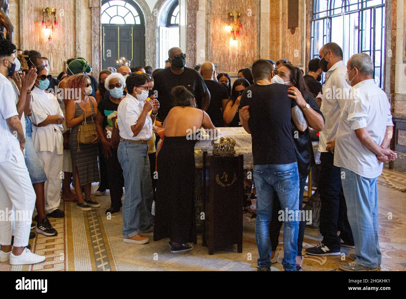 Rio de Janeiro, Brasile. 21st Jan 2022. (INT) funerali del famoso cantante brasiliano Elza Soares. 21 gennaio 2022, Rio de Janeiro, Brasile: La bara con il corpo della cantante Elza Soares lascia il Teatro Comunale di Rio de Janeiro, dopo essere stato velato il Venerdì (21.) La sepoltura avrà luogo presso il cimitero Jardim da Saudade, a Jardim Sulacap, con il trasferimento del corpo realizzato dal veicolo dei Vigili del fuoco. Secondo le informazioni del suo pubblicista, la cantante di 91 anni morì per cause naturali. Credit: ZUMA Press, Inc./Alamy Live News Foto Stock