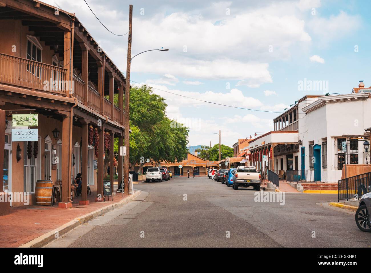 Colonne di legno sostengono verande sui negozi nella città vecchia Albuquerque, New Mexico Foto Stock