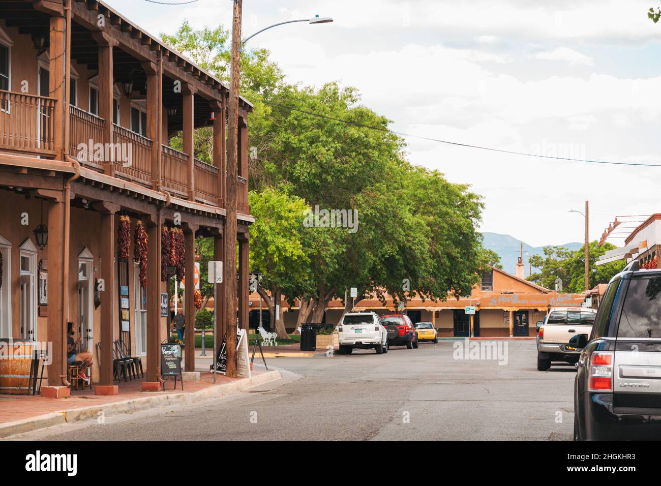 Colonne di legno sostengono verande sui negozi nella città vecchia Albuquerque, New Mexico Foto Stock