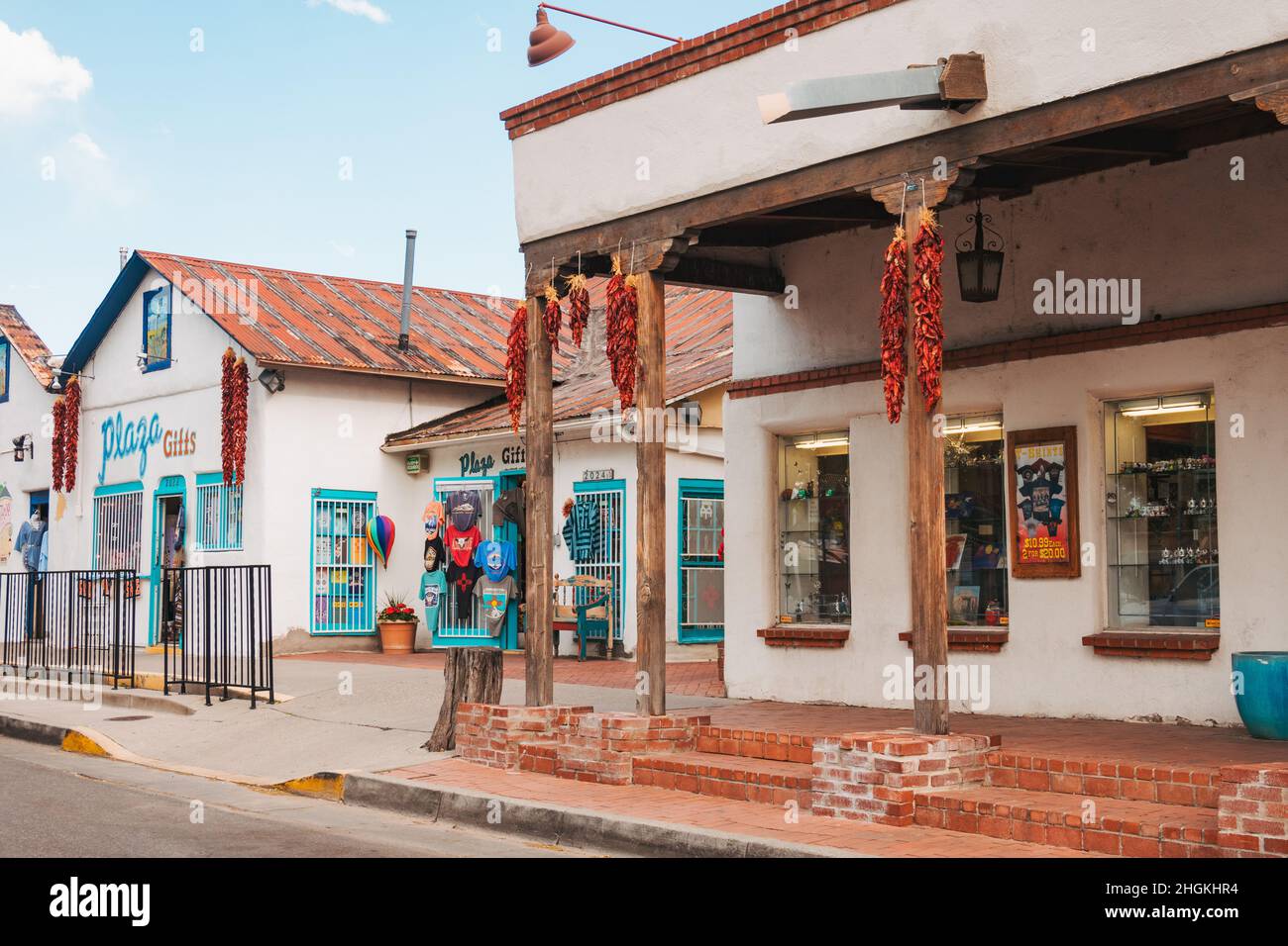Colonne di legno sostengono verande sui negozi nella città vecchia Albuquerque, New Mexico Foto Stock