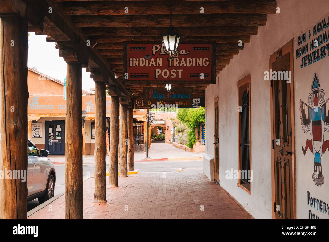 Colonne di legno sostengono verande sui negozi nella città vecchia Albuquerque, New Mexico Foto Stock