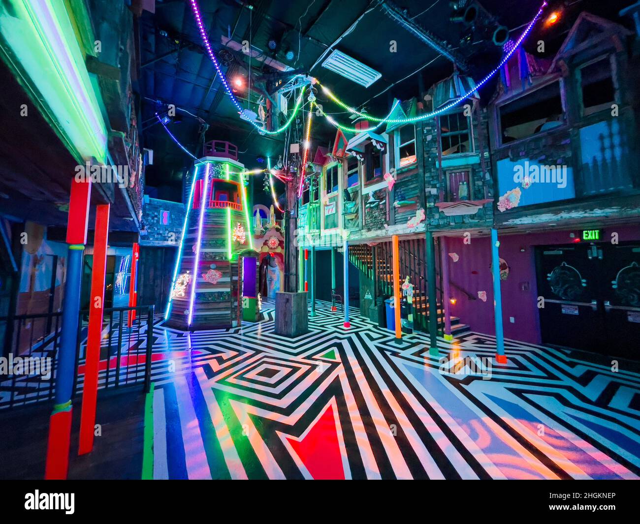 Colori vivaci e motivi all'interno di Meow Wolf, un'esperienza d'arte coinvolgente a Santa Fe, New Mexico, USA Foto Stock