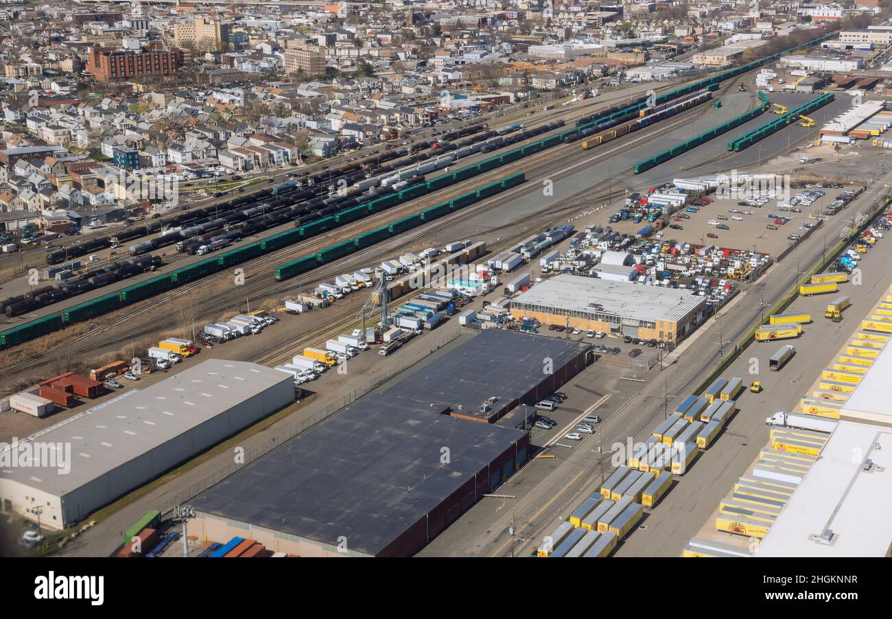 03 Aprile 2021 Newark NJ USA: I camion in magazzino logistica scaricano o caricano il carico con magazzino del negozio Shop Rite Foto Stock
