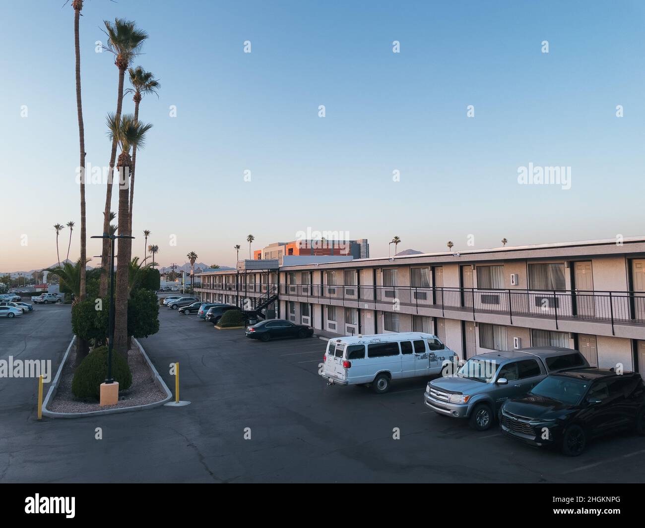Un trafficato parcheggio per motel economico a due piani a Phoenix, Arizona Foto Stock