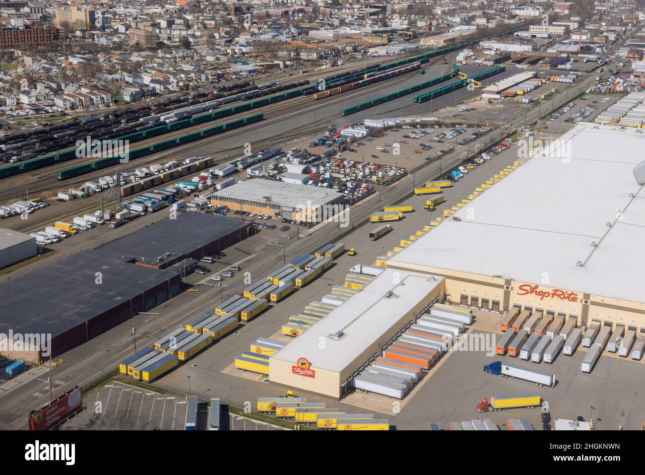 03 Aprile 2021 Newark NJ USA: Un camion Shop-Rite vicino al magazzino di deposito con camion in magazzino logistica fanno scarico o carico di carico Foto Stock