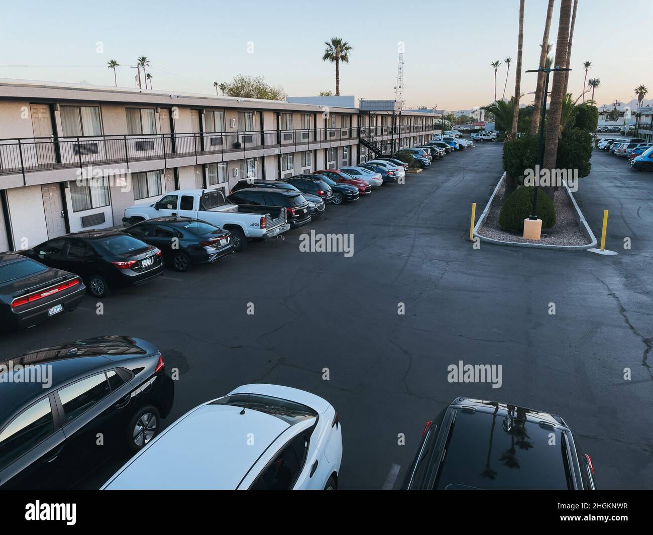 Un trafficato parcheggio per motel economico a due piani a Phoenix, Arizona Foto Stock
