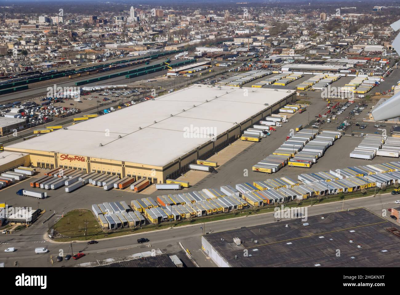 03 Aprile 2021 Newark NJ USA: Magazzino ShopRite con camion in magazzino logistica fare scarico o carico di carico Foto Stock